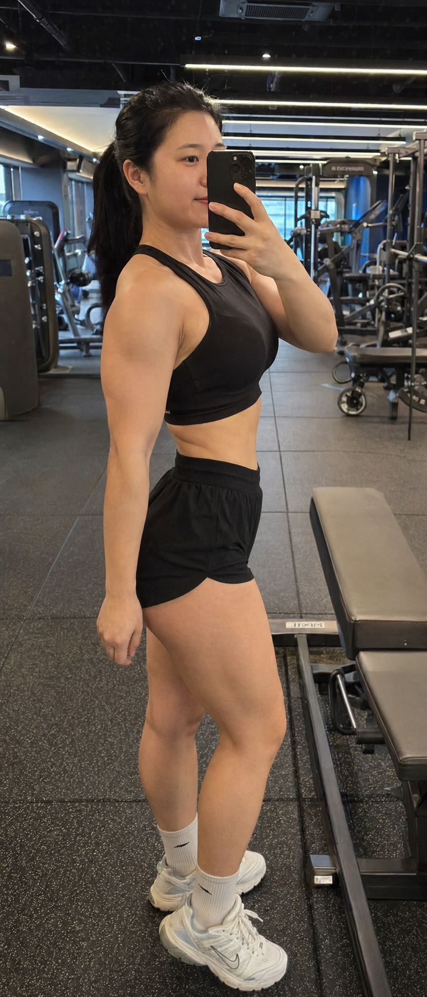 生成这位女性的ins风侧面自拍全身照，其中的她身材健壮且曲线惊人地前凸后翘，健壮的肌肉线条清晰可见，且臀围和胸围大小几乎像是西瓜一般，尽可能从侧...