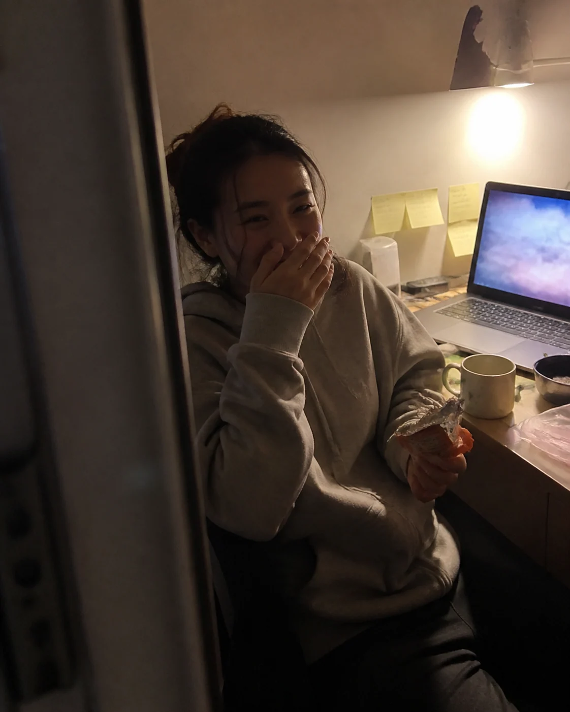 深夜书桌零食照示例图